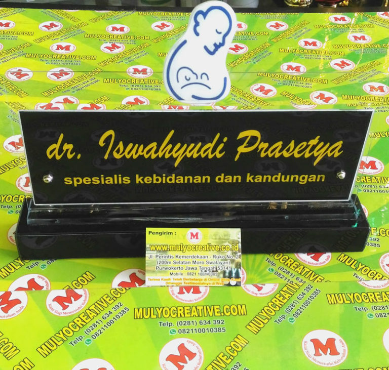 Jual Acrylic Display Papan  Nama  Meja dari  Bahan Akrilik 